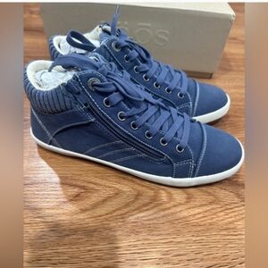 TAOS Sneakers Size 8.5 NWT